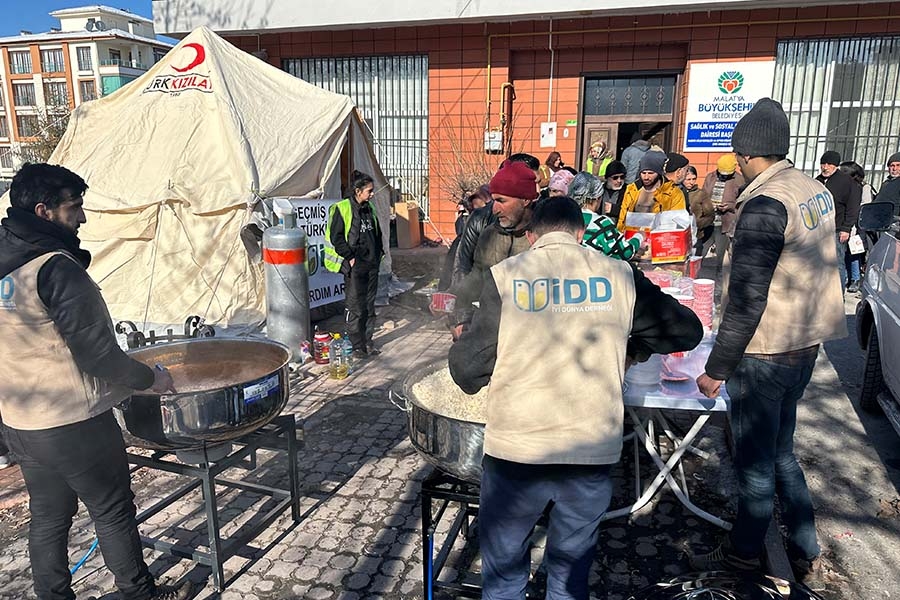 Malatya'daki Depremzedelere Sıcak Yemek İkramı